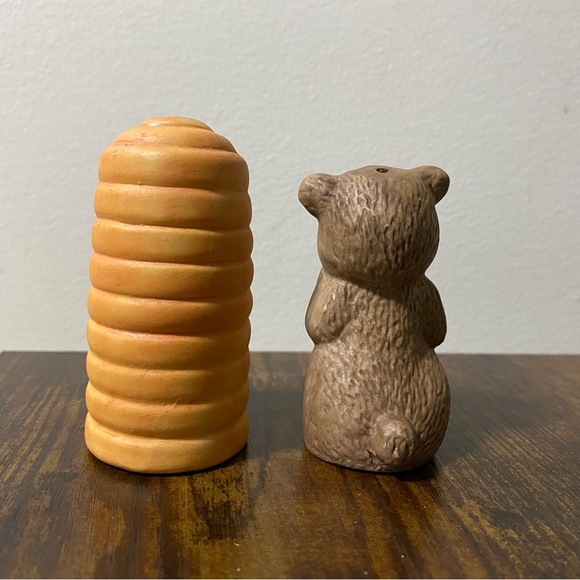 Bear and Beehive Salt and Pepper Shakers. Perfect condition - Picture 2 of 8